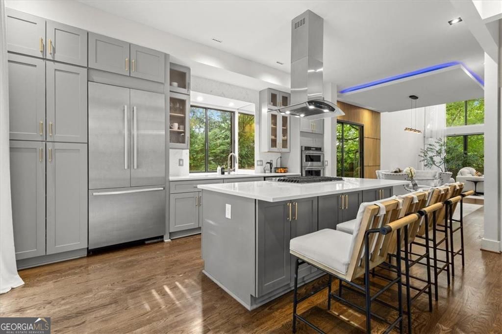 Gracious proportions and well-defined living spaces offer the perfect – image 10