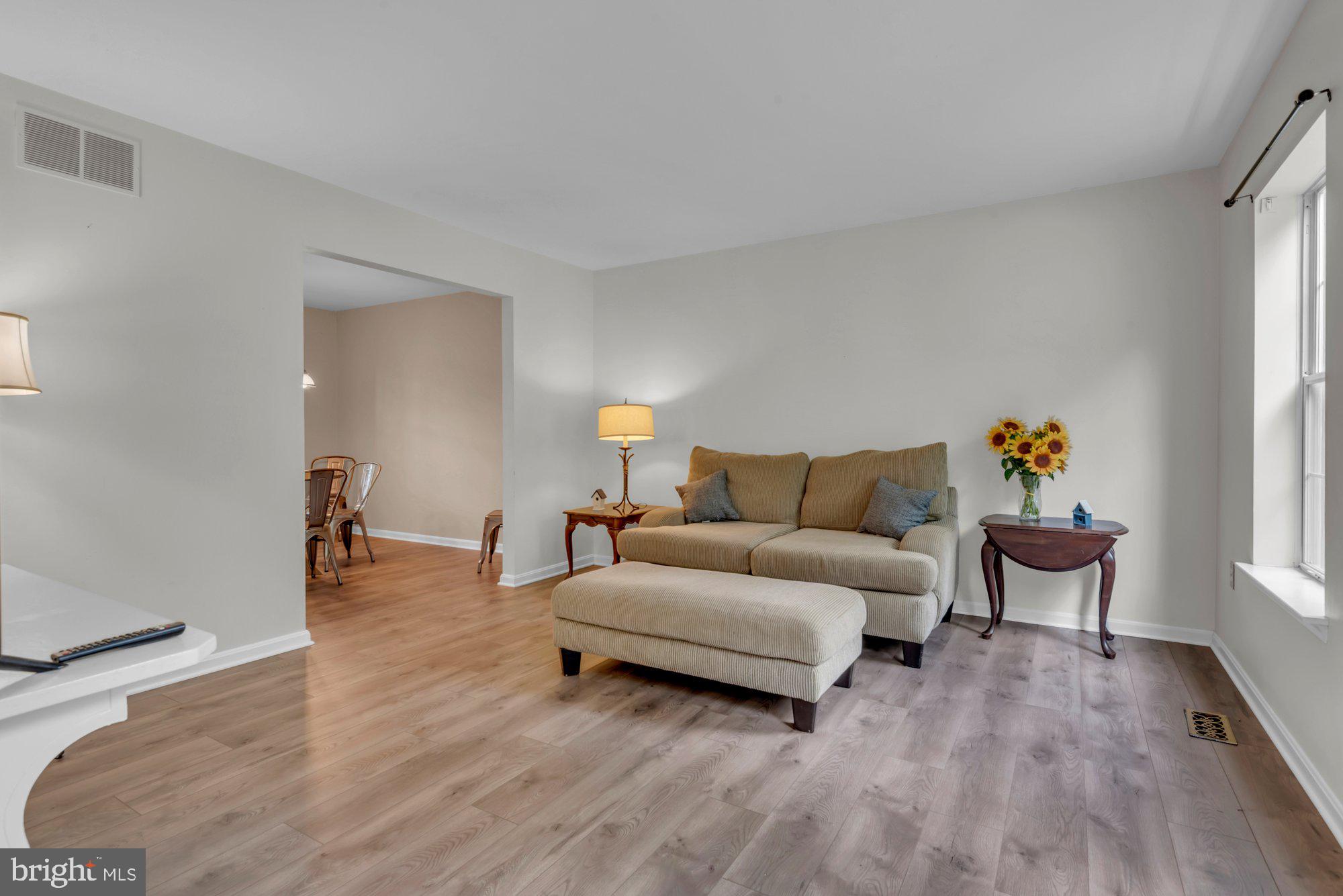 Well Cared for Home in Foxmoor located in a Cul-De-Sac. Fresh Paint, W – image 6