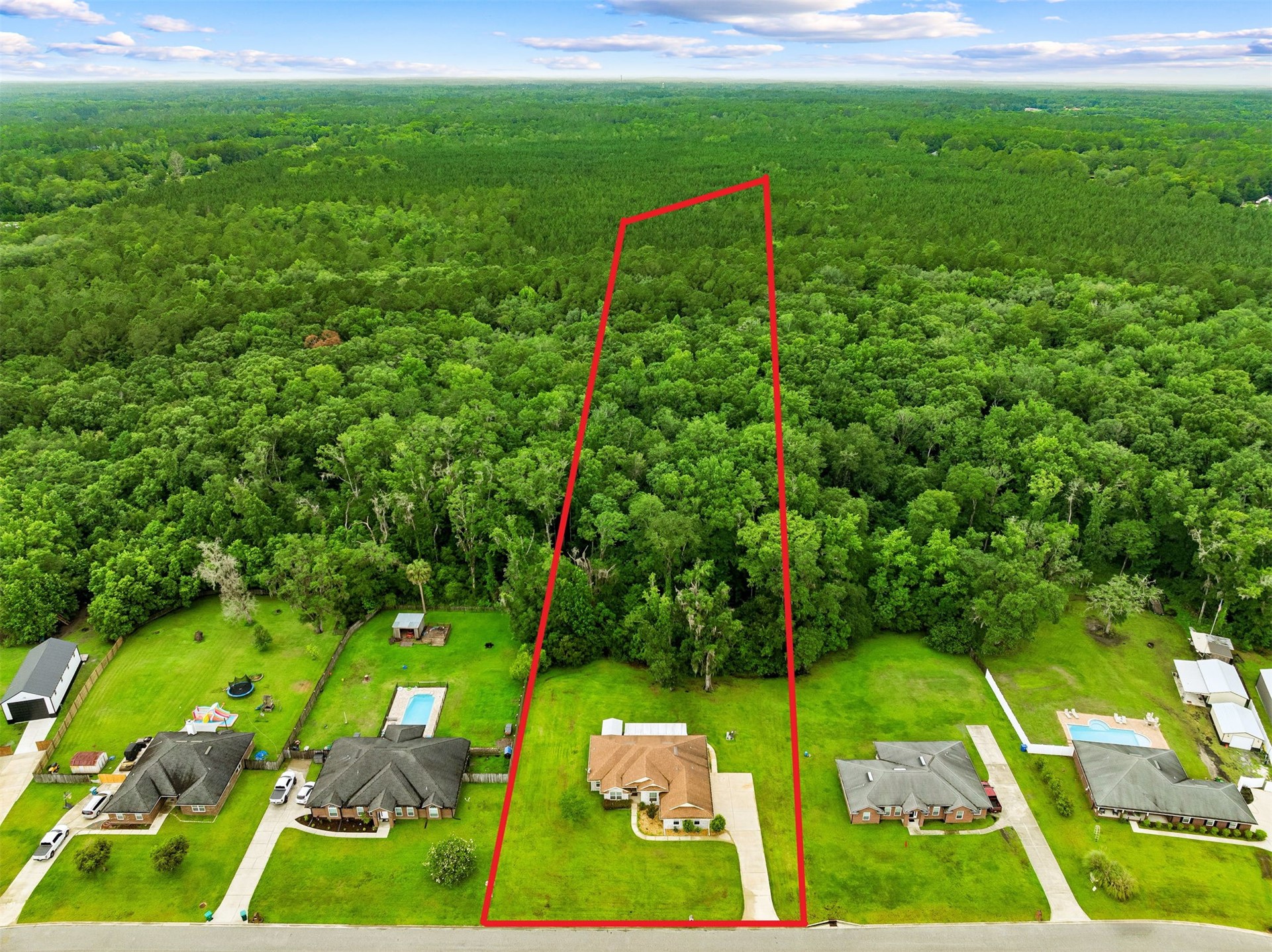Tired of choosing between a backyard and a commute? At 54079 Amblerwoo – image 2