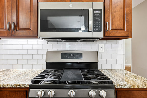 Welcome to this beautiful home that’s gleaming with pride and perfecti – image 14