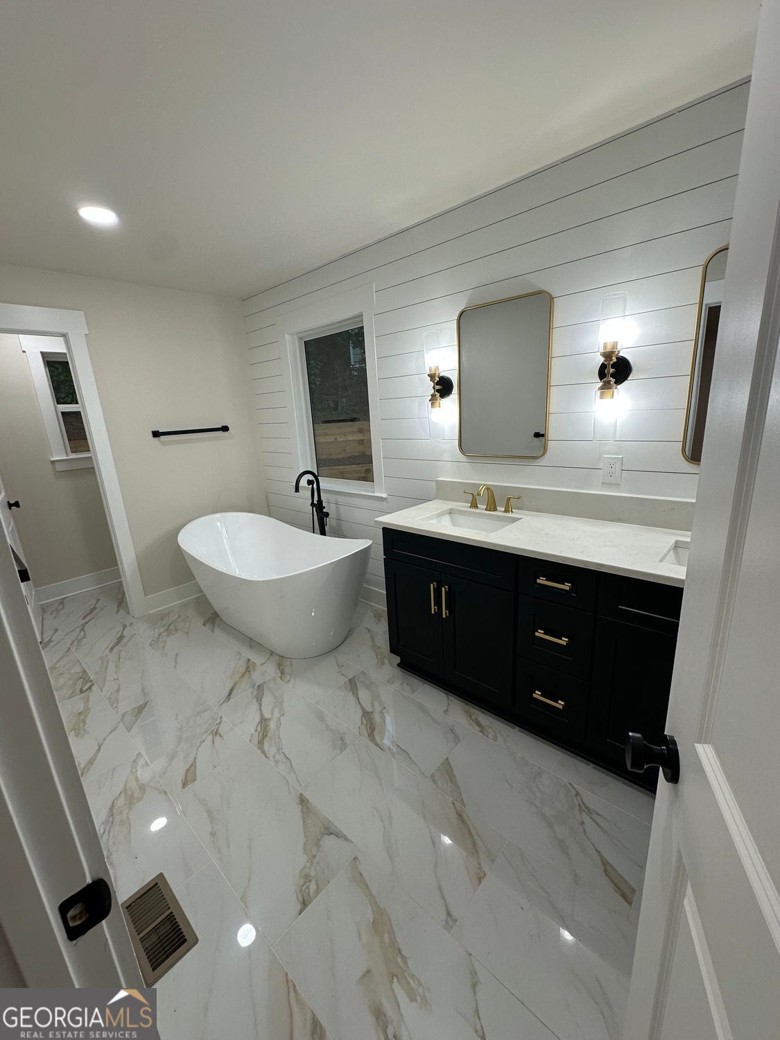 Welcome Home! A fully renovated home where modern upgrades meet though – image 16
