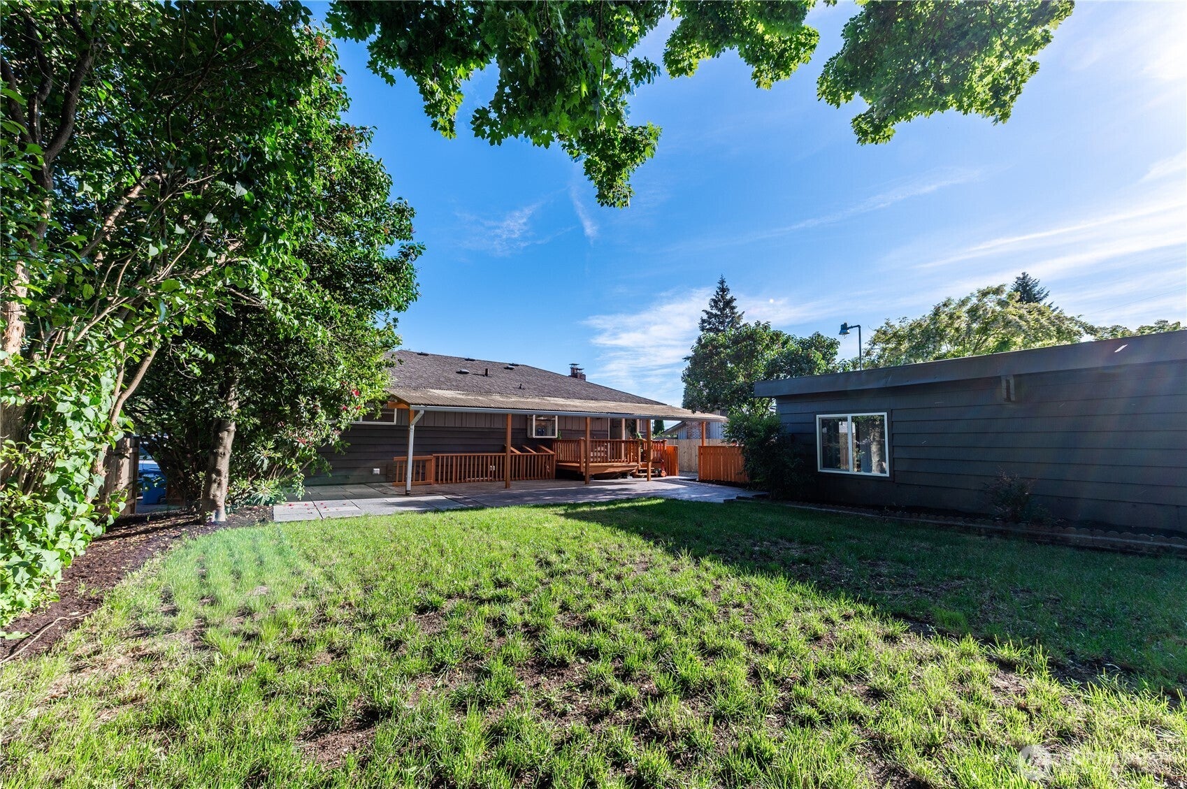 Price reduced!!! Fully remodeled in-town Snohomish with rare daylight – image 21