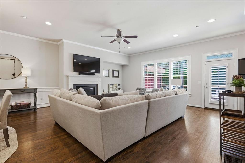 This beautifully maintained townhome in Sandy Springs offers an except – image 8