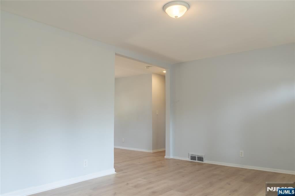 Welcome to 25 Lakeview Drive in Emerson! This beautifully renovated 3- – image 5
