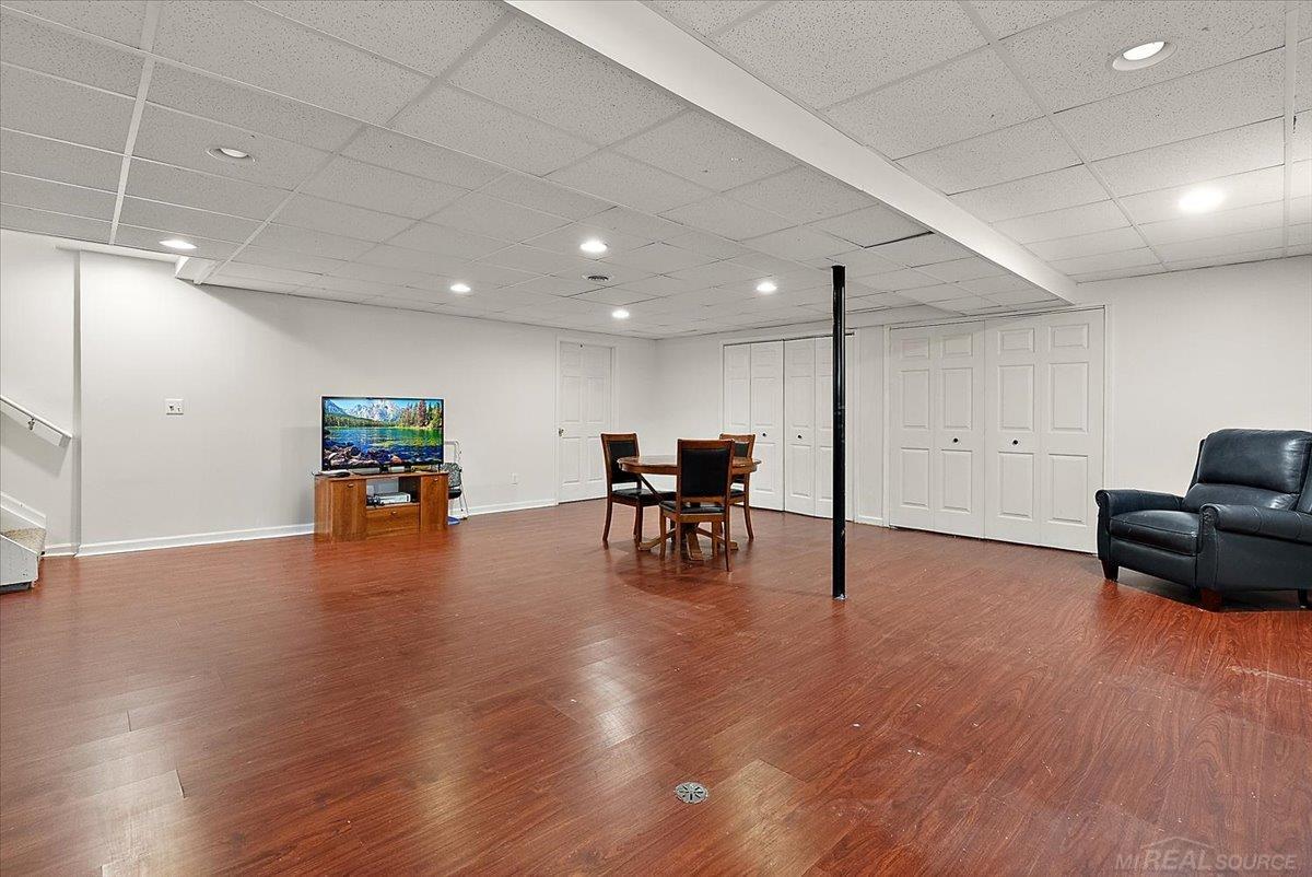 Rare find! Beautiful 4 Bedrom Split Level home with inground pool loca – image 48