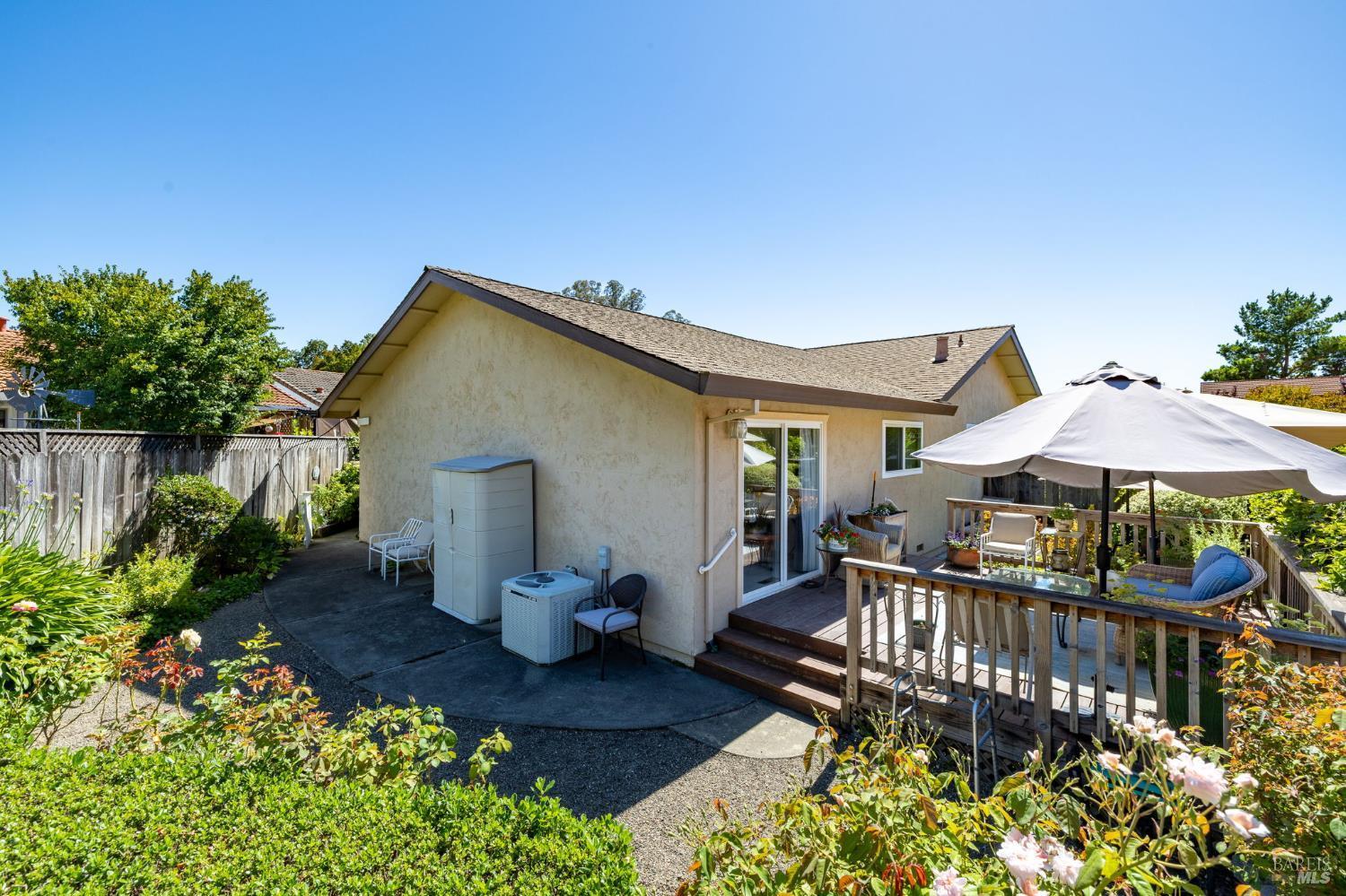 Welcome to 274 Beech Avenue, a beautifully maintained single-story hom – image 37