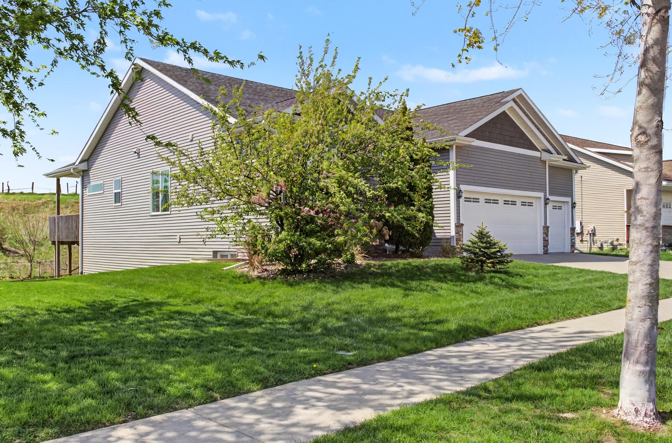 Beautifully crafted 1-story walk-out home in the highly desirable Sout – image 2