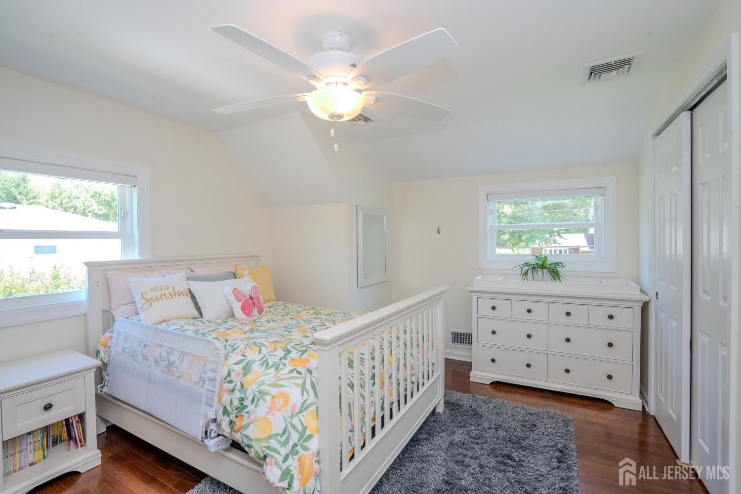This lovely Cape Cod-style home is located in the highly desirable Far – image 21