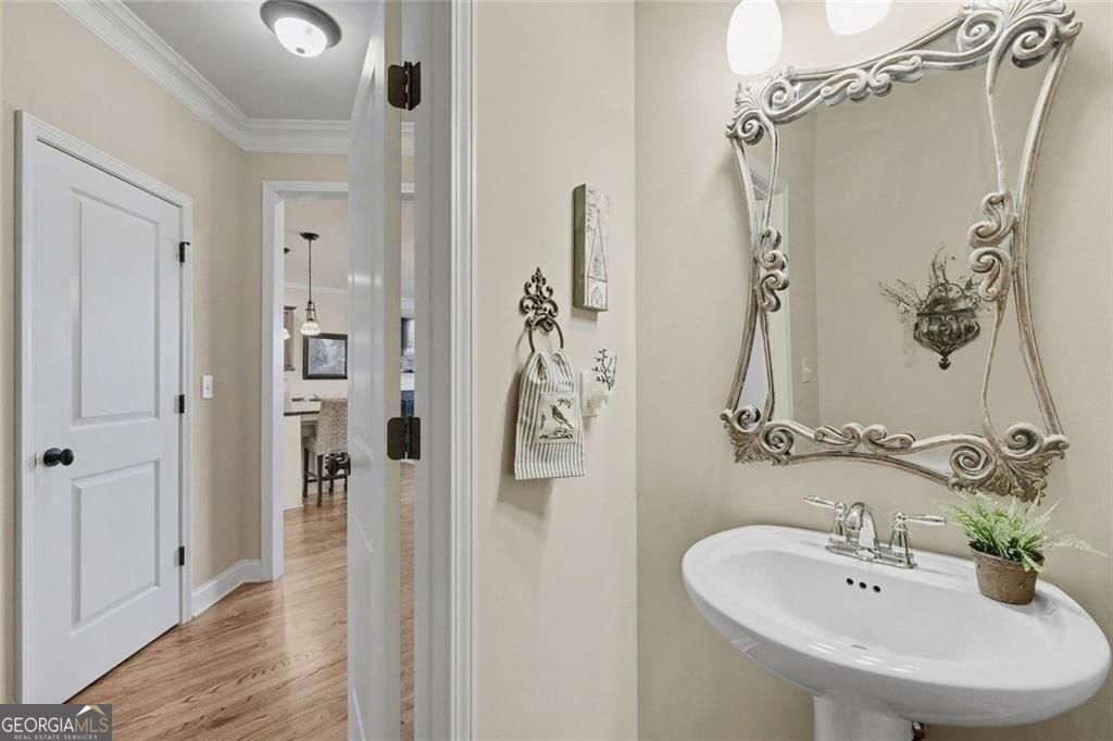 $5000 to BUYERS closing costs with acceptable offer! Beautiful east fa – image 14