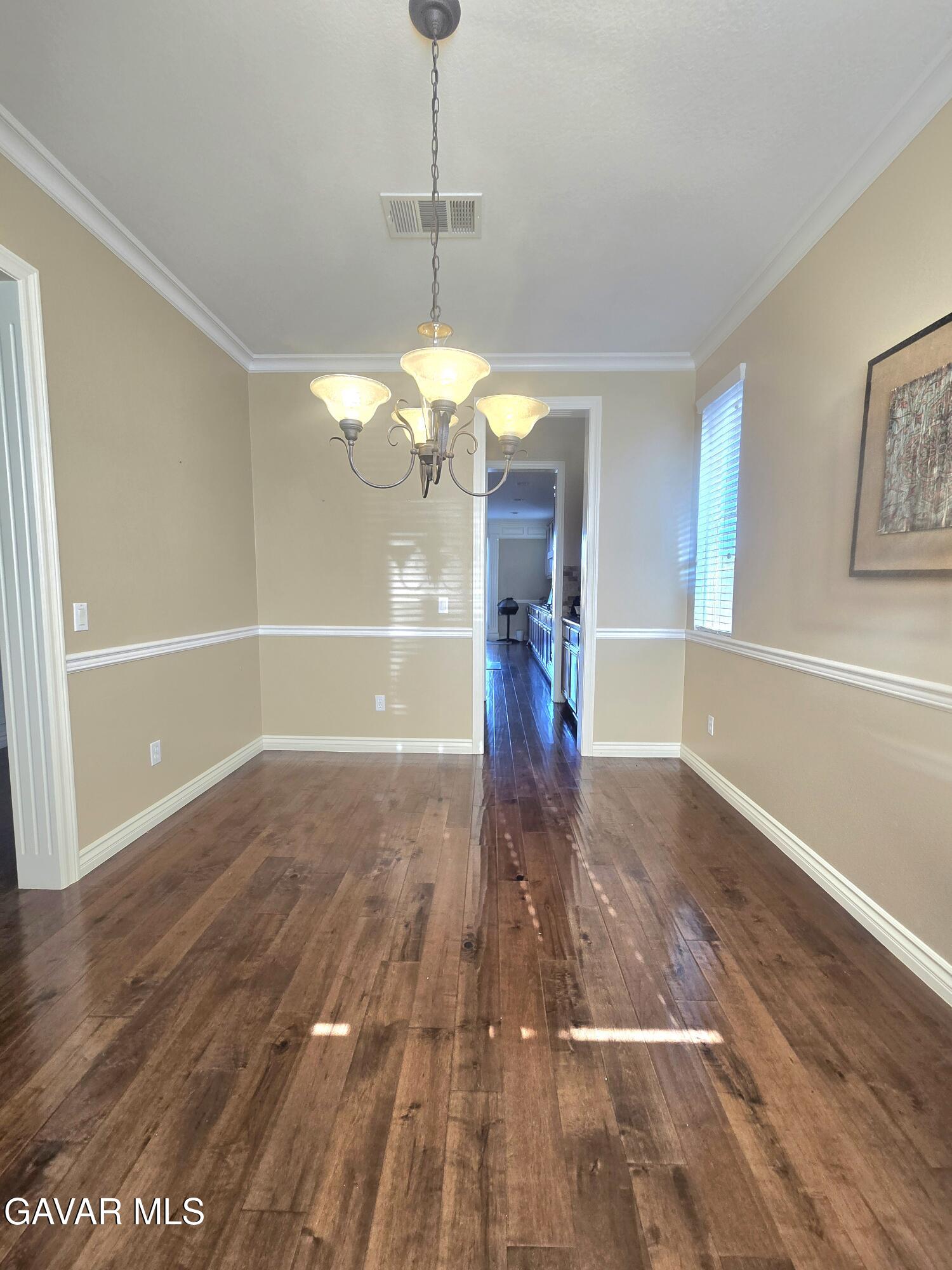 Stunning 5-bedroom, 4-bathroom, 2-story single-family home in the high – image 6