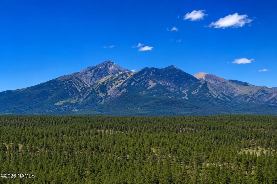 Mountain views, dual primary suites, and Flagstaff living at its fines – image 47