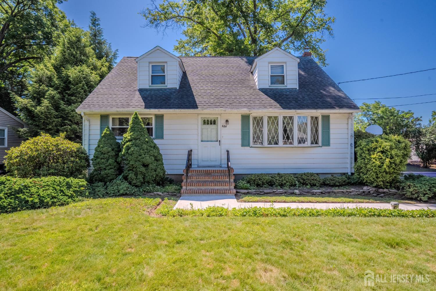 Welcome to 504 Plainfield Avenue, a charming Cape Cod home designed fo – image 1