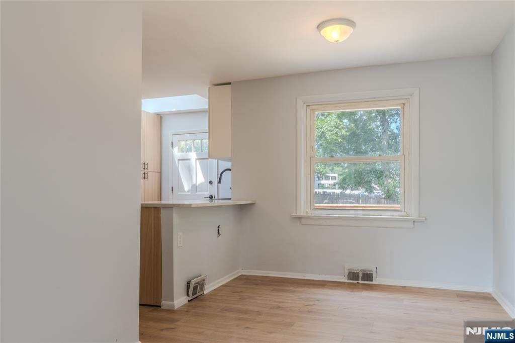 Welcome to 25 Lakeview Drive in Emerson! This beautifully renovated 3- – image 15