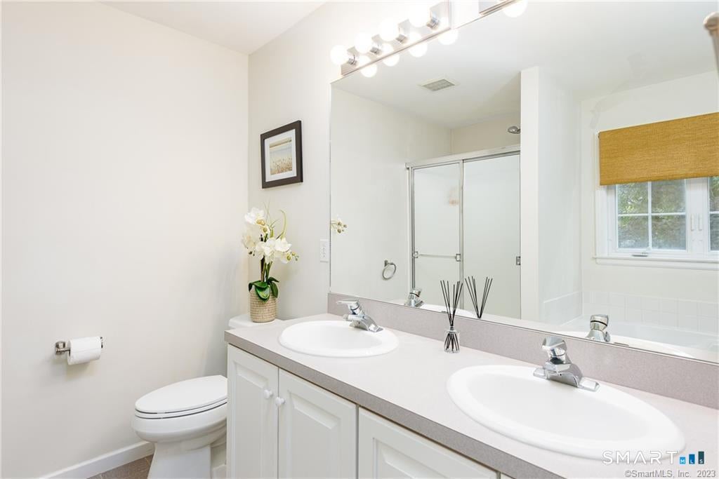SPECTACULARLY DESIRABLE LOCATION! This rare-to-market single family is – image 22