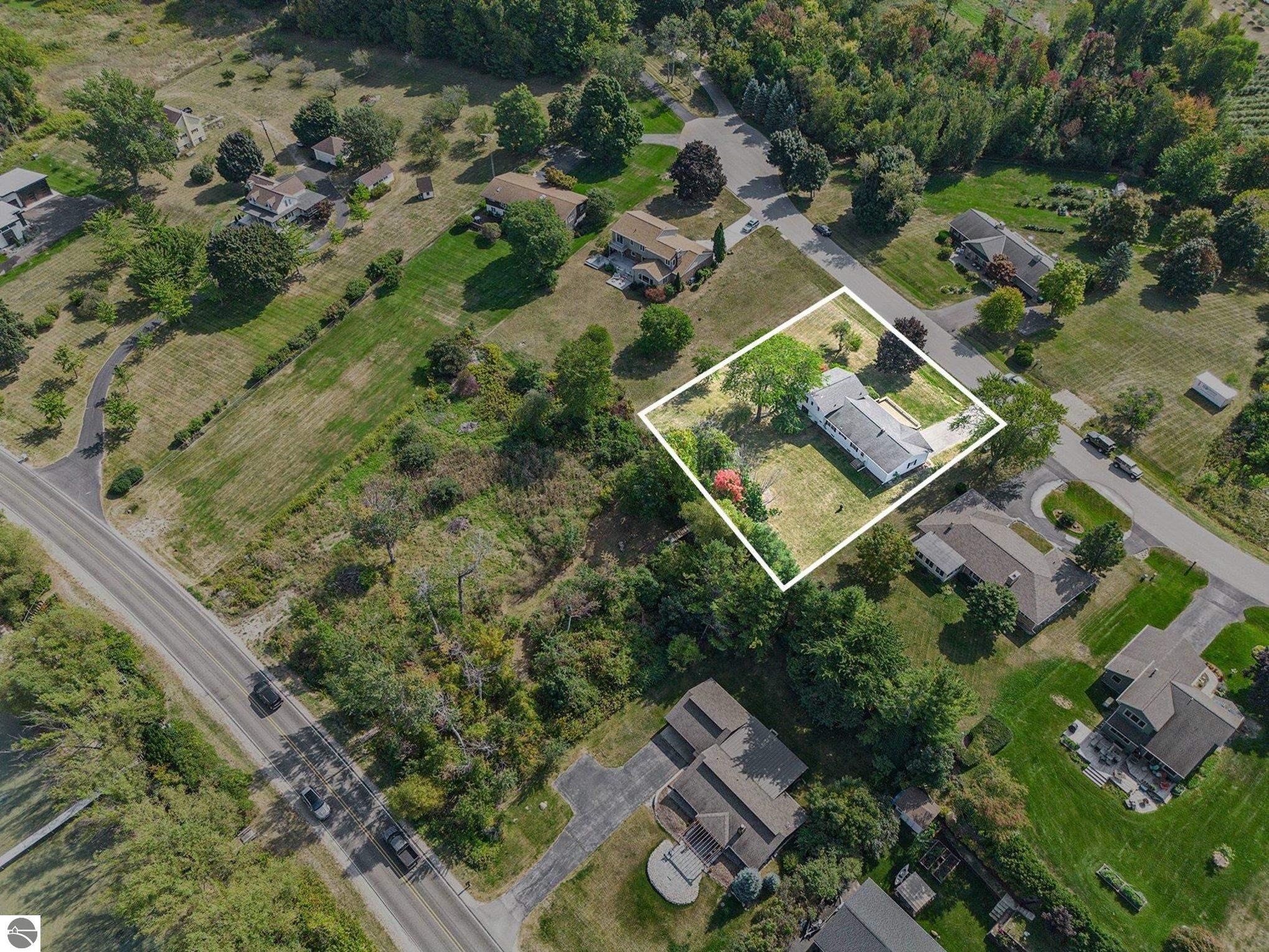 Peninsula Dr to right on Nelson, left on Braemar, home on left – image 38