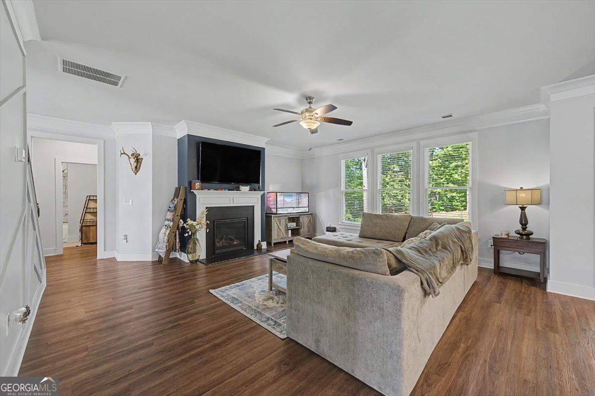GOLF COURSE LIVING ANYONE??!! Experience luxury golf course living at – image 11