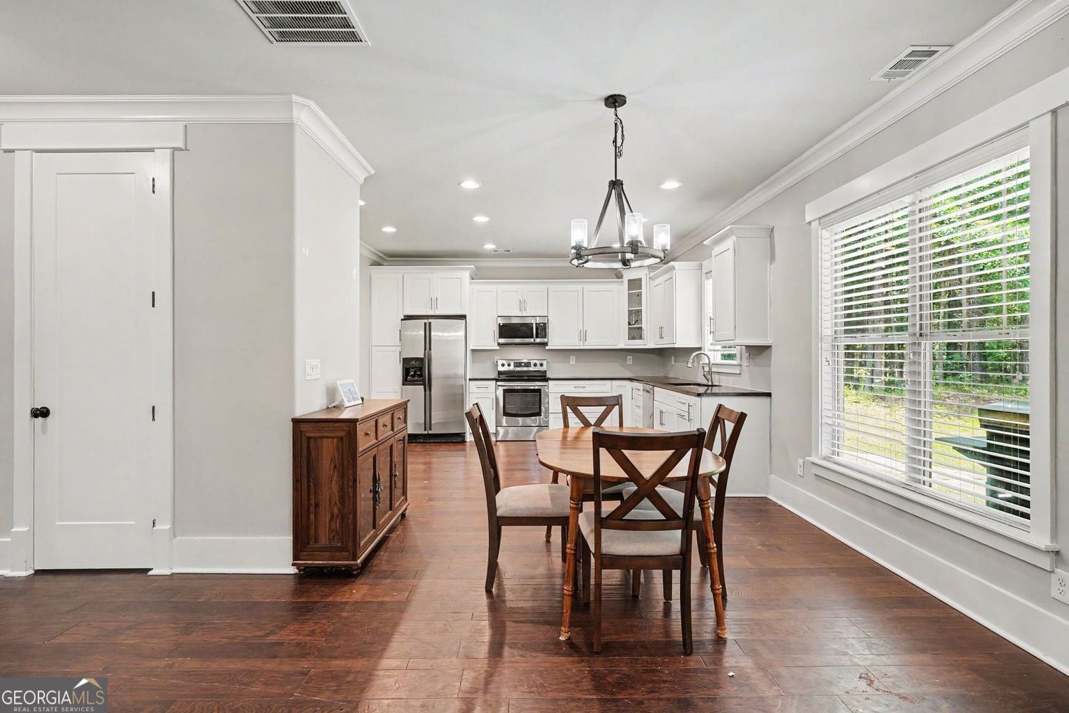 Welcome Home! Beautiful Country Home just waiting for you! Charming fl – image 6