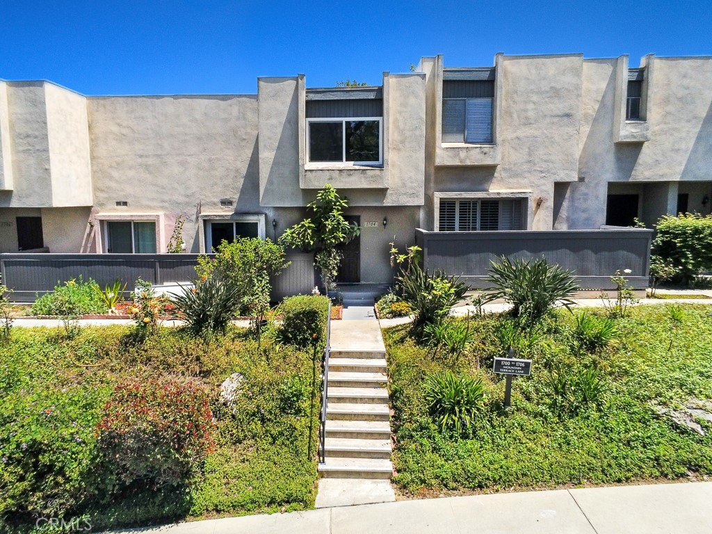 Spacious 3-bedroom, 2-bathroom town-house located in the highly desira – image 3