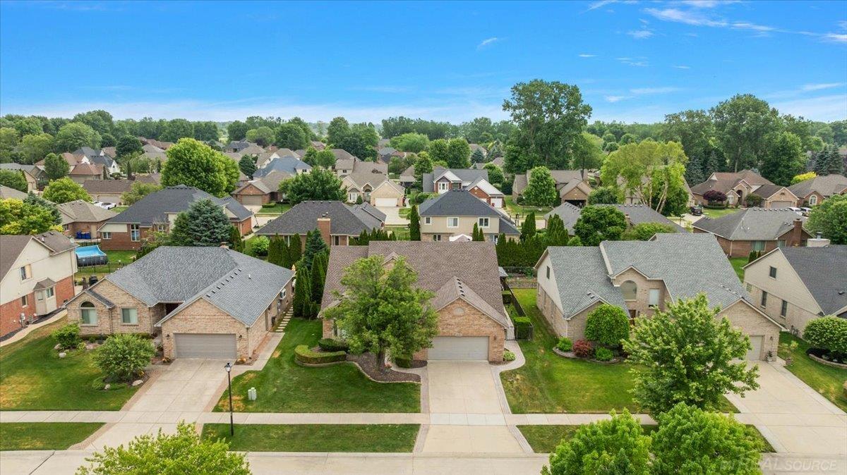 Rare find! Beautiful 4 Bedrom Split Level home with inground pool loca – image 50