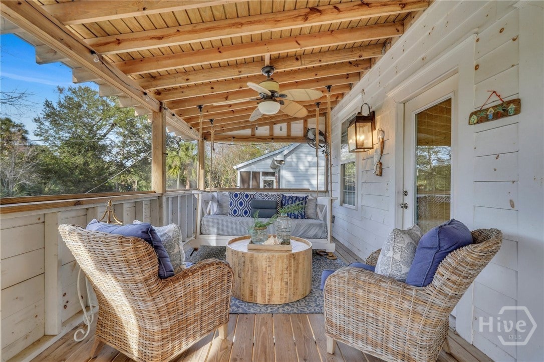 Charming raised, restored cottage in the heart of Tybee -a perfect ble – image 4