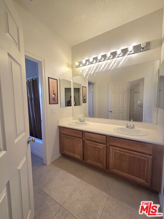 Stunning 5-bedroom, 4-bathroom, 2-story single-family home in the high – image 32