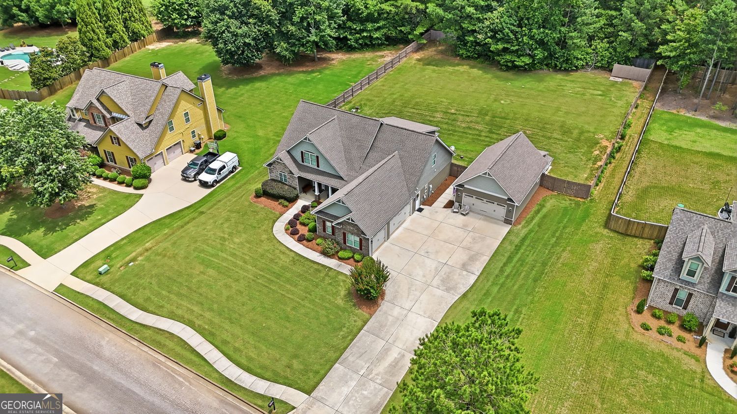 Incredible custom home with tons of bells and whistles in sought after – image 62