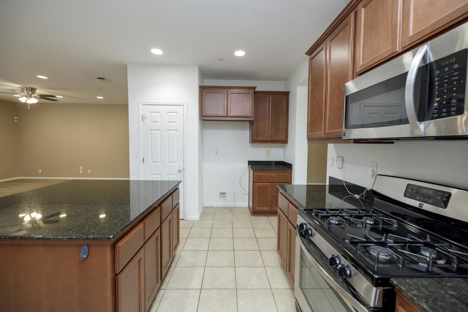 Located in a highly desirable neighborhood, this well-maintained home – image 7
