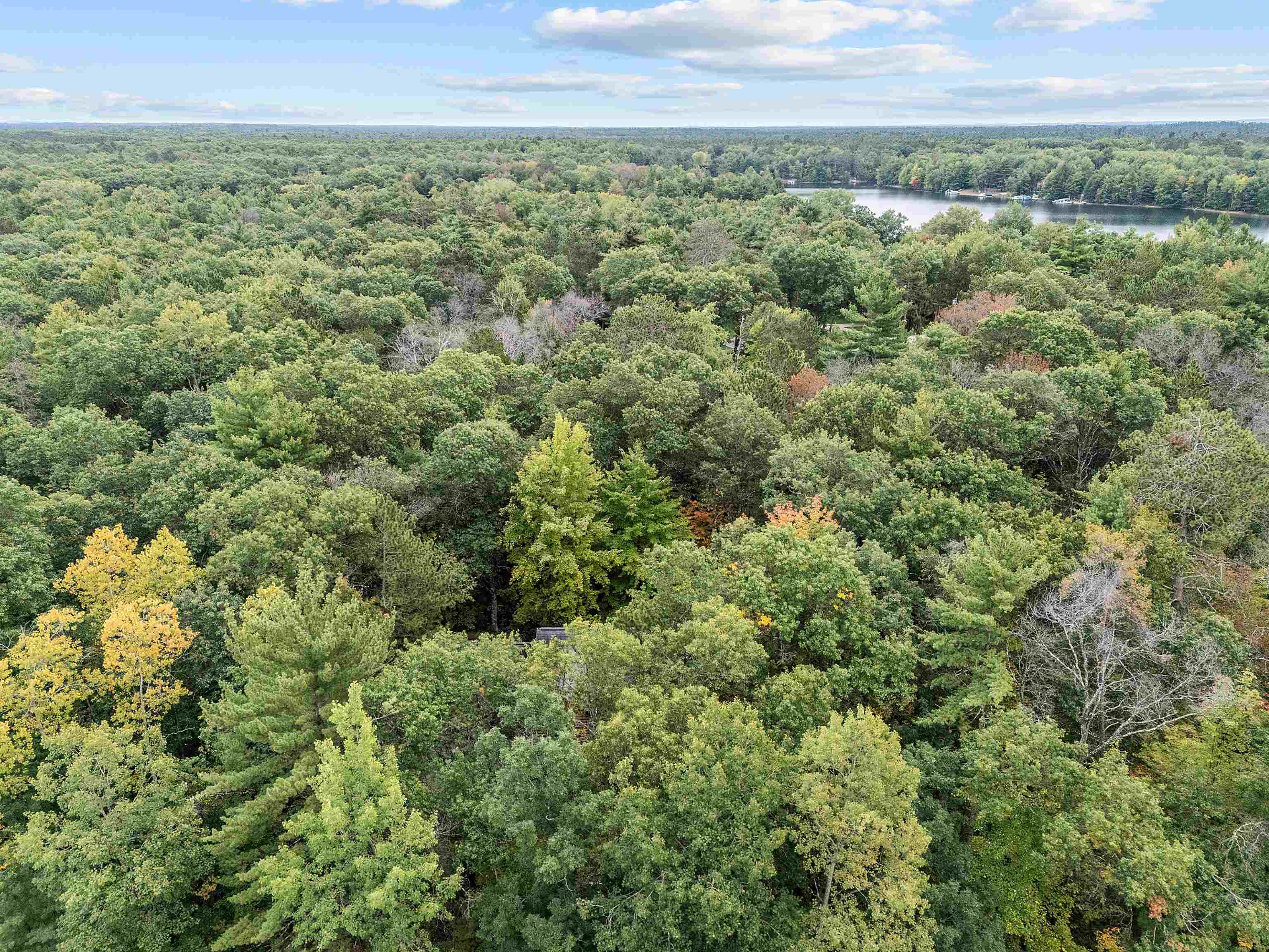 Experience the best of Legend Lake in this charming 1.5-story cottage. – image 41