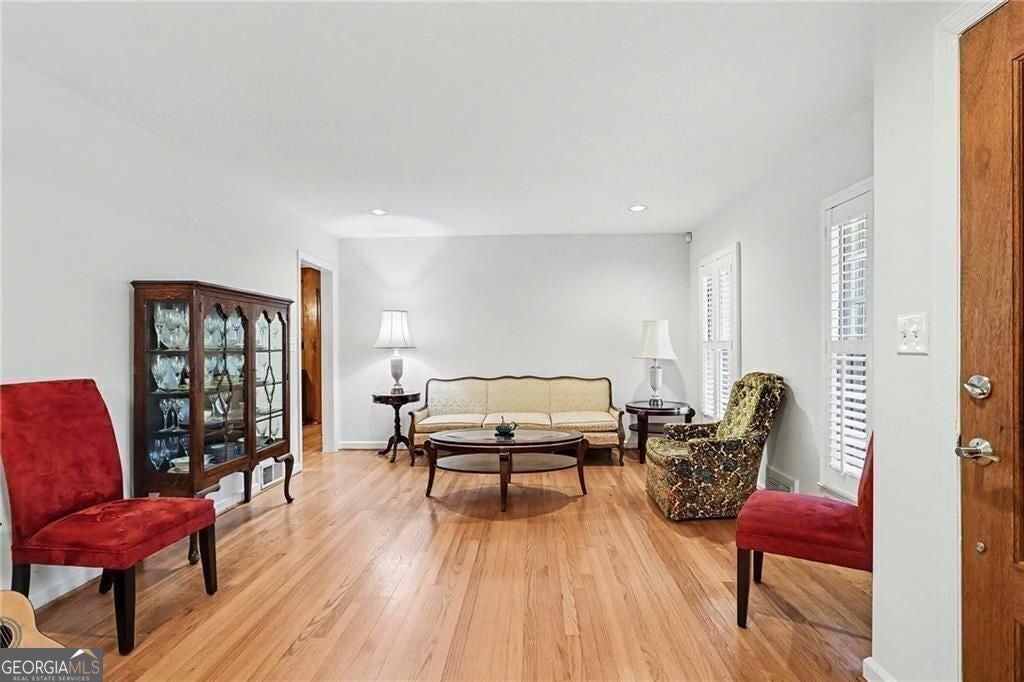 Classic four bedroom ranch in the Lakeside High School district. Step – image 13