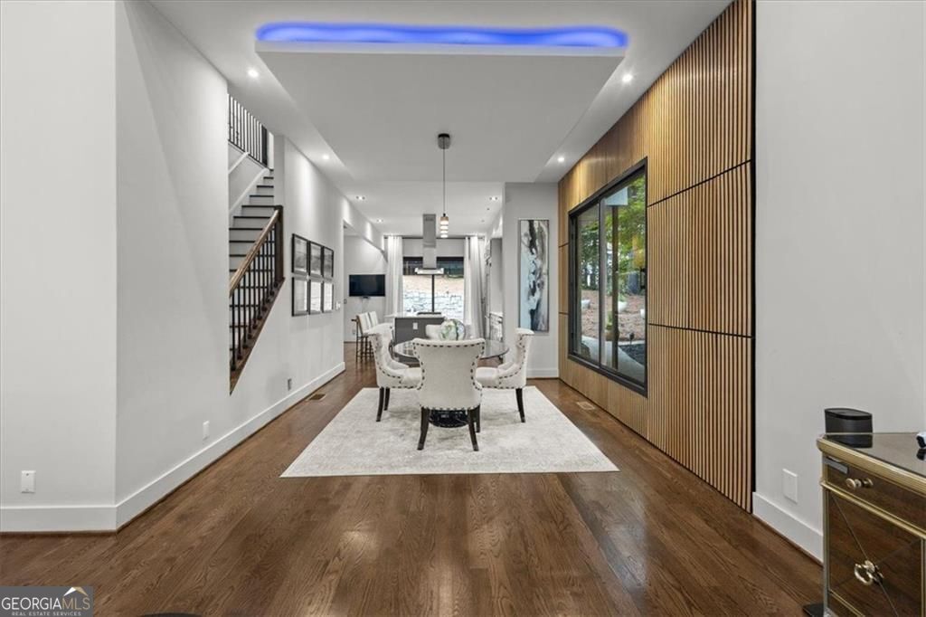 Gracious proportions and well-defined living spaces offer the perfect – image 19