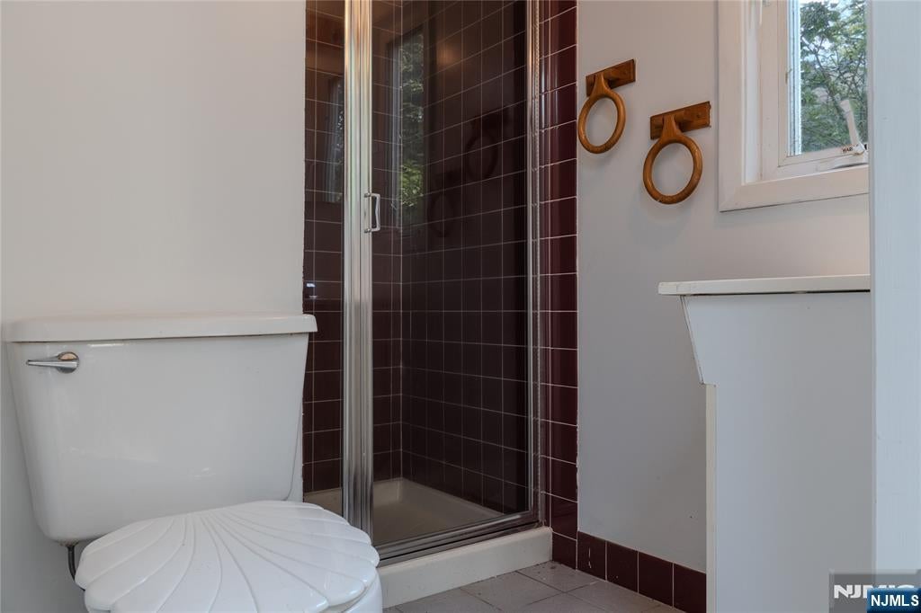 Welcome to 25 Lakeview Drive in Emerson! This beautifully renovated 3- – image 28