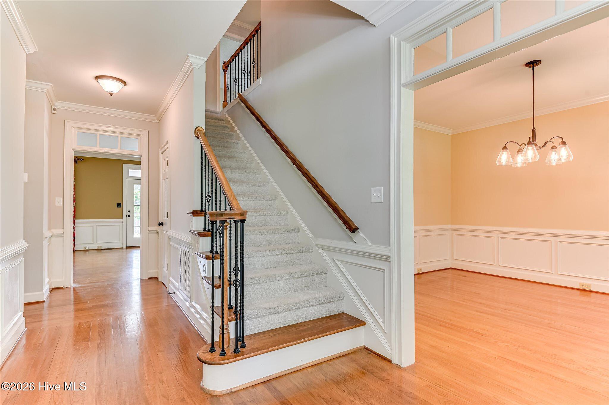 Welcome to this stunning brick home nestled on a quiet cul-de-sac in t – image 8