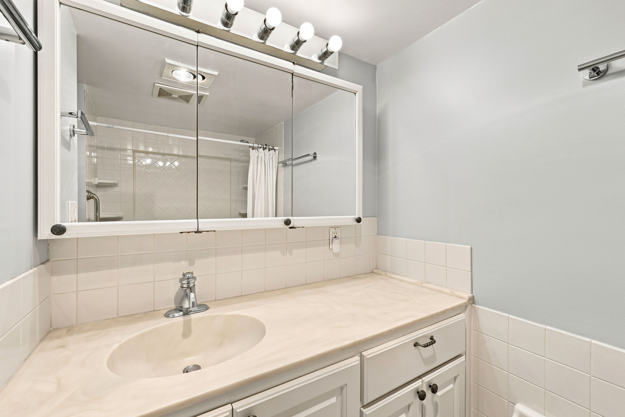 4004 4004 Atlantic Ave Unit 309, Virginia Beach, Virginia, 23451, USA, 2 Bedrooms Bedrooms, ,2 BathroomsBathrooms,Residential,For Sale,4004 Atlantic Ave Unit 309,10633444