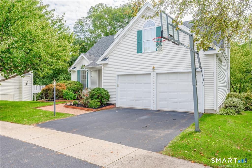 SPECTACULARLY DESIRABLE LOCATION! This rare-to-market single family is – image 1