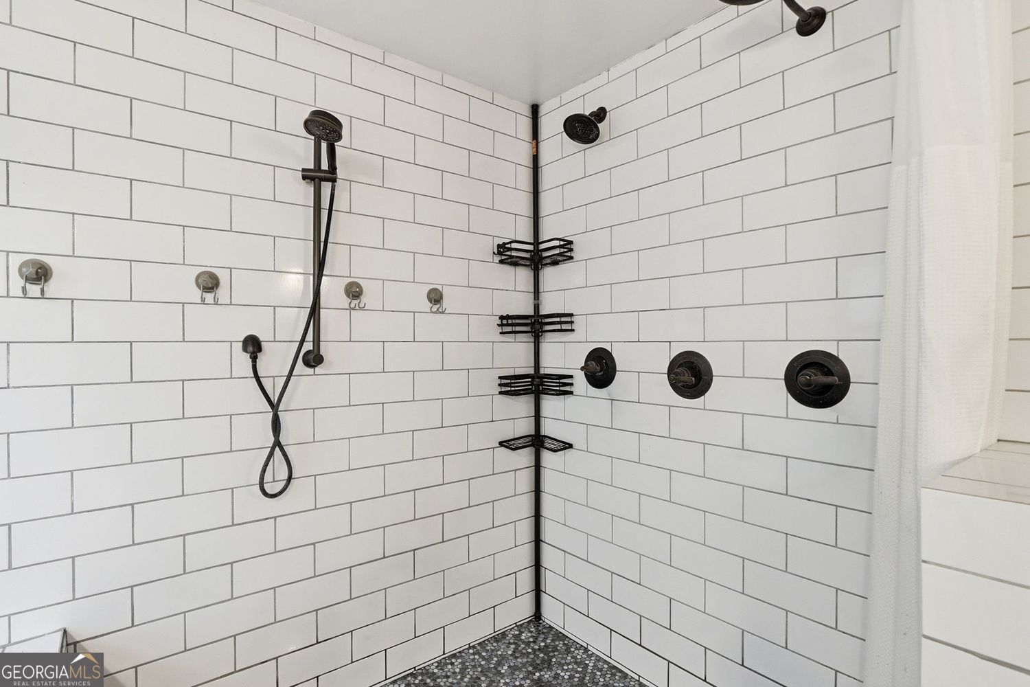 Escape to the perfect blend of privacy, functionality, and North Georg – image 25