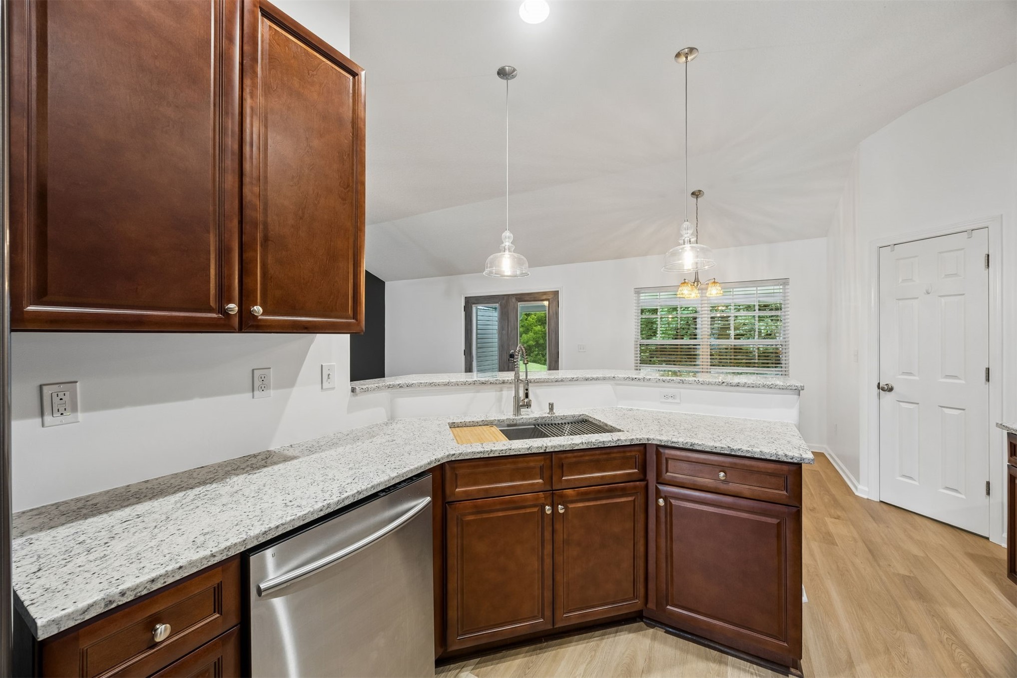 Tired of choosing between a backyard and a commute? At 54079 Amblerwoo – image 28