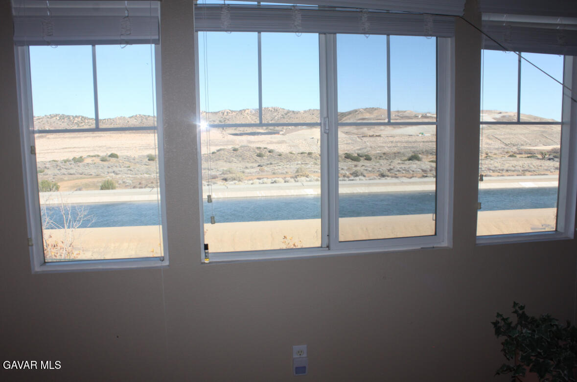 Stunning 5-bedroom, 4-bathroom, 2-story single-family home in the high – image 34