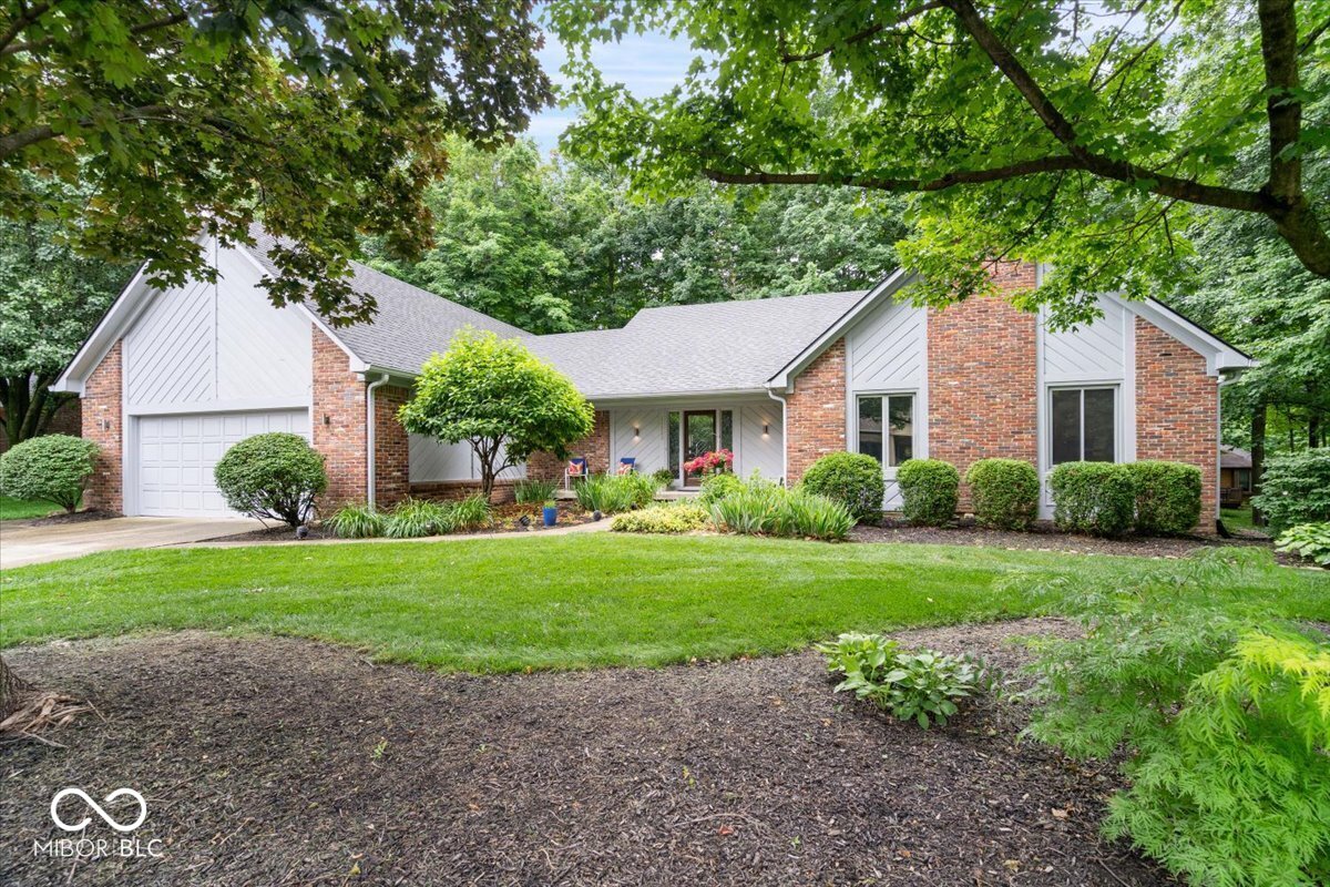 Updates galore in desirable Feather Cove III! Nestled on a half-acre w – image 3
