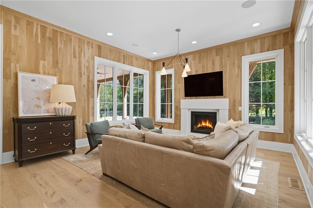 Beautiful Custom Home on gorgeous estate lot in exclusive Milton. This – image 22