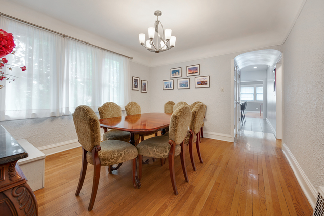 Meticulously maintained and thoughtfully updated, this charming Chicag – image 20