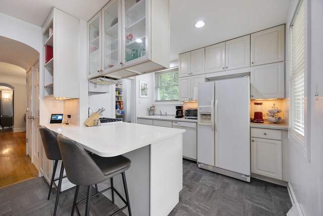 Meticulously maintained and thoughtfully updated, this charming Chicag – image 16