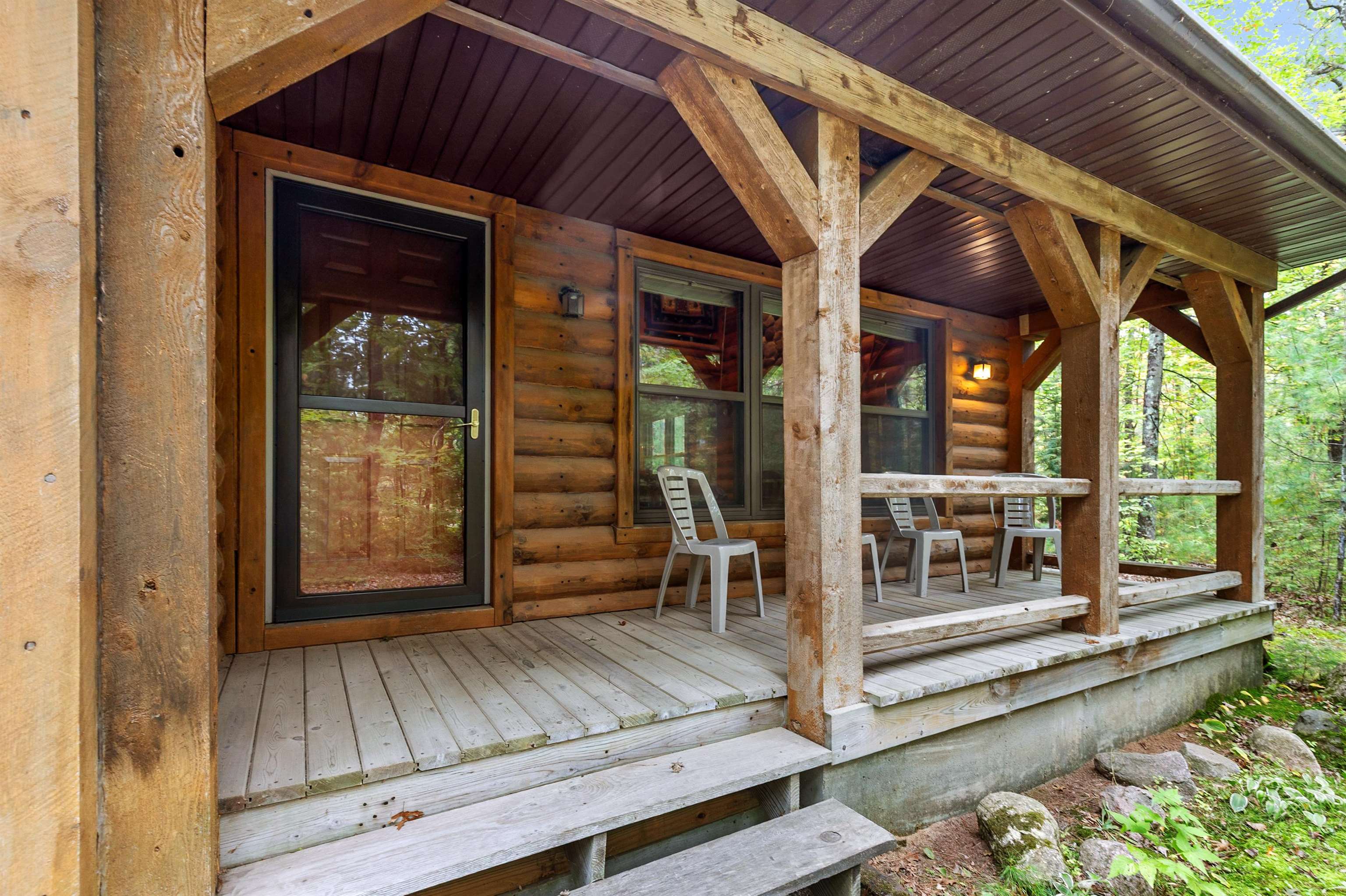 Experience the best of Legend Lake in this charming 1.5-story cottage. – image 5