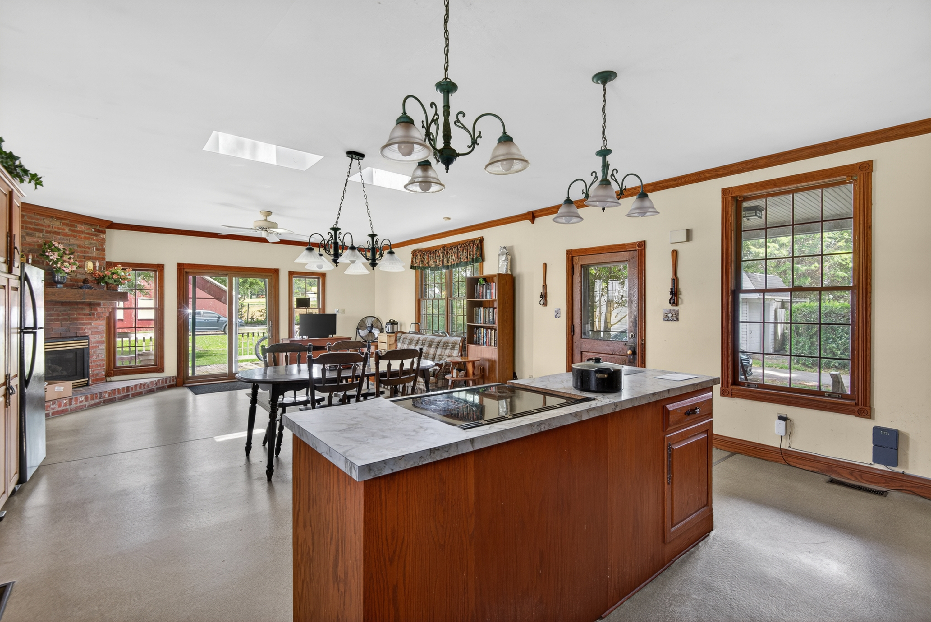 Endless possibilities await at 4023 Minute Drive! This unique and beau – image 3