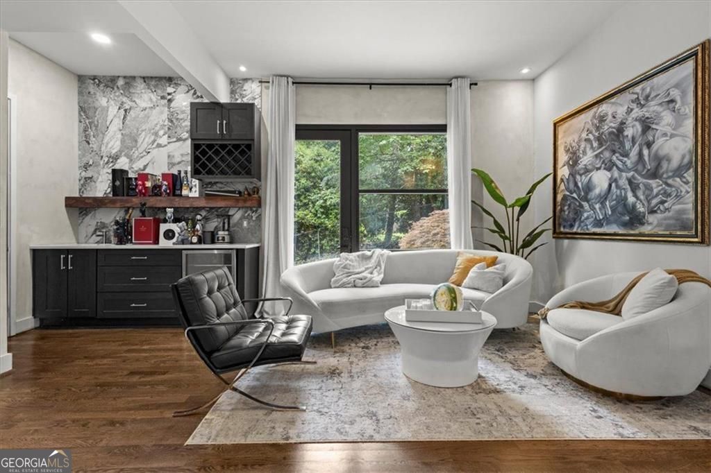 Gracious proportions and well-defined living spaces offer the perfect – image 22