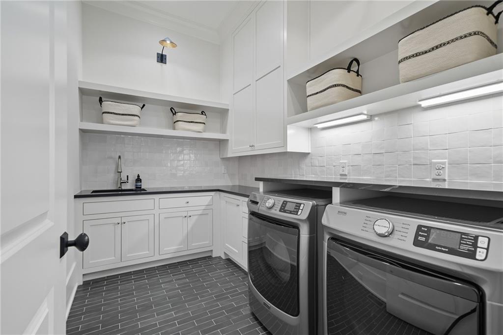 Beautiful Custom Home on gorgeous estate lot in exclusive Milton. This – image 38