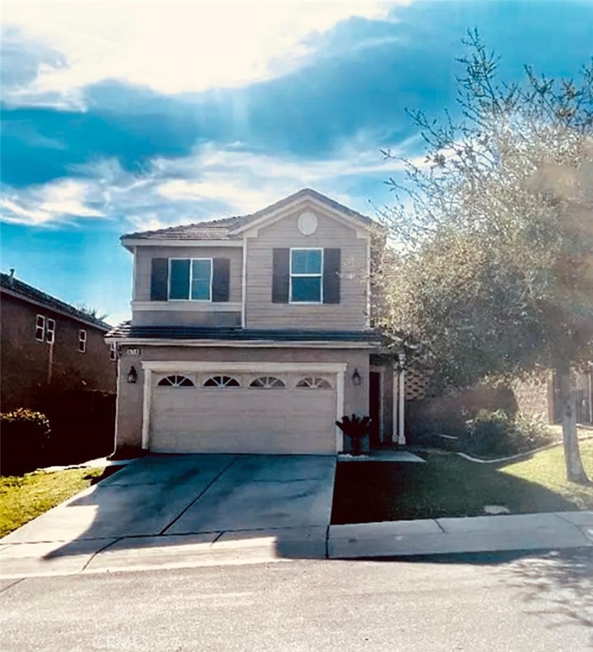 Beautiful 4 bedroom, 2.5 bath home located in the desirable Canterbury – image 1
