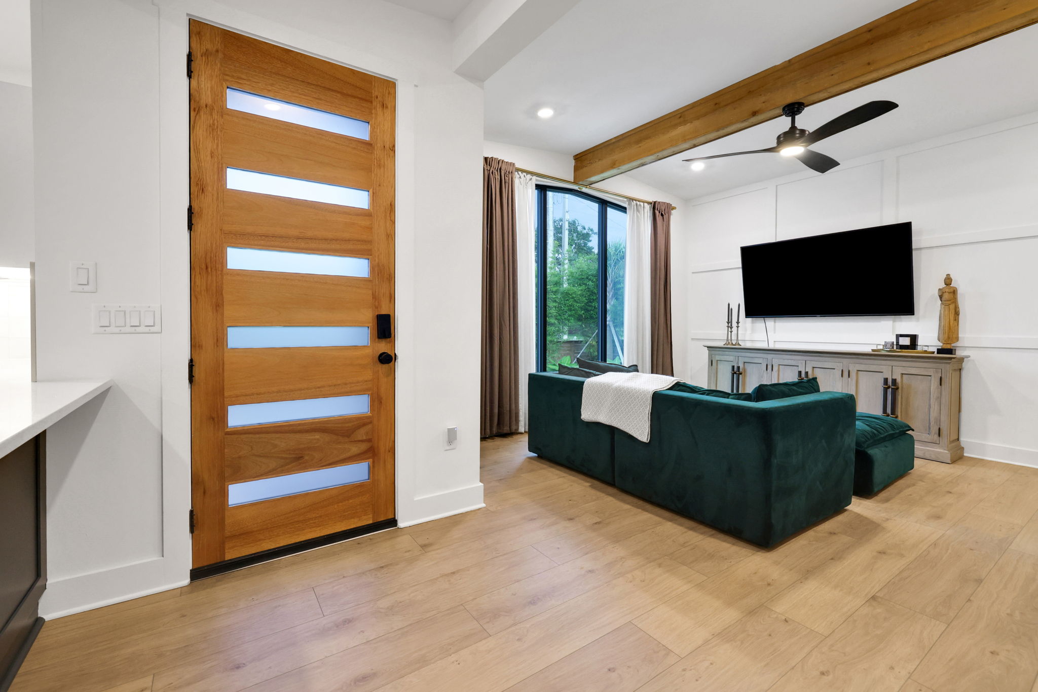 Experience the ultimate coastal lifestyle in this stunning Jacksonvill – image 3