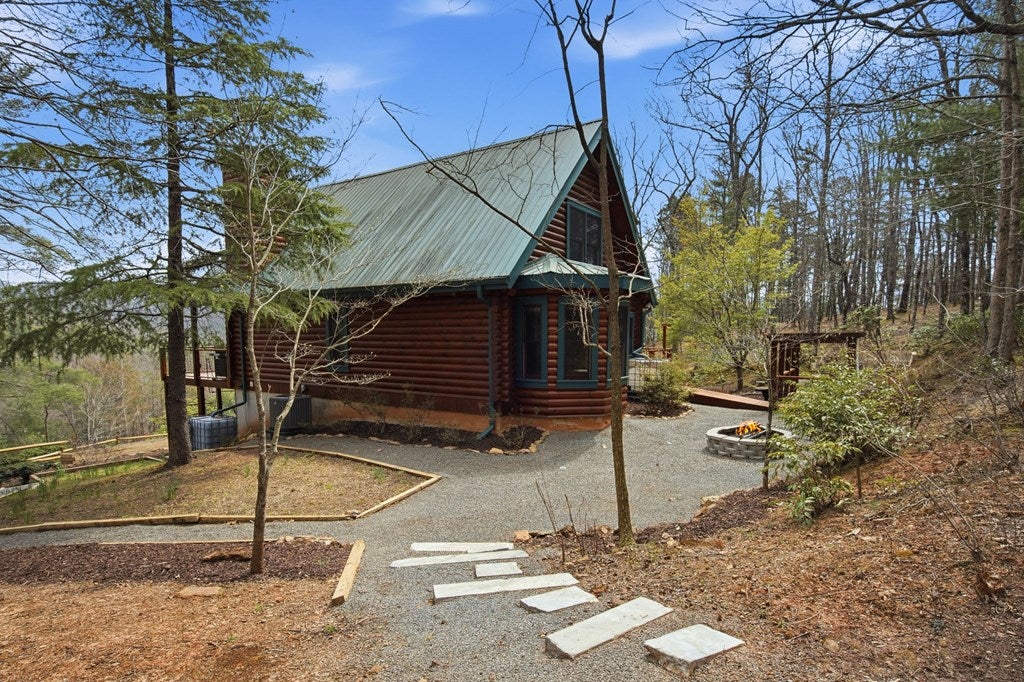 Tucked away into the North Georgia mountains and backing directly to p – image 43