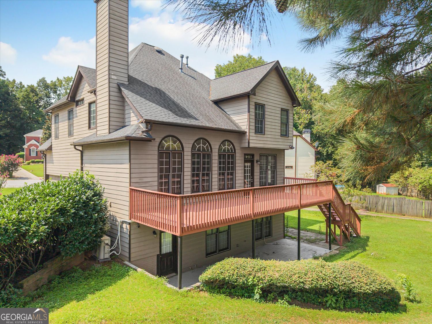 Fully finished basement with refined lakefront living in this beautifu – image 17