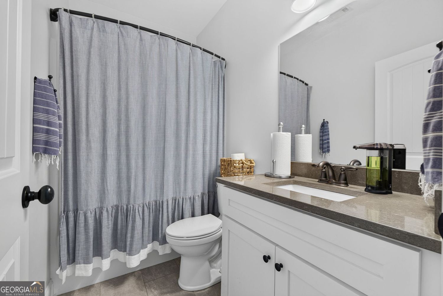 Incredible custom home with tons of bells and whistles in sought after – image 40